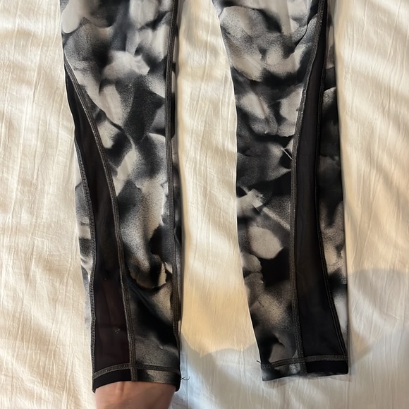 Lululemon high rise train times (discontinued) leggings size 2, length 25 - Picture 7 of 7